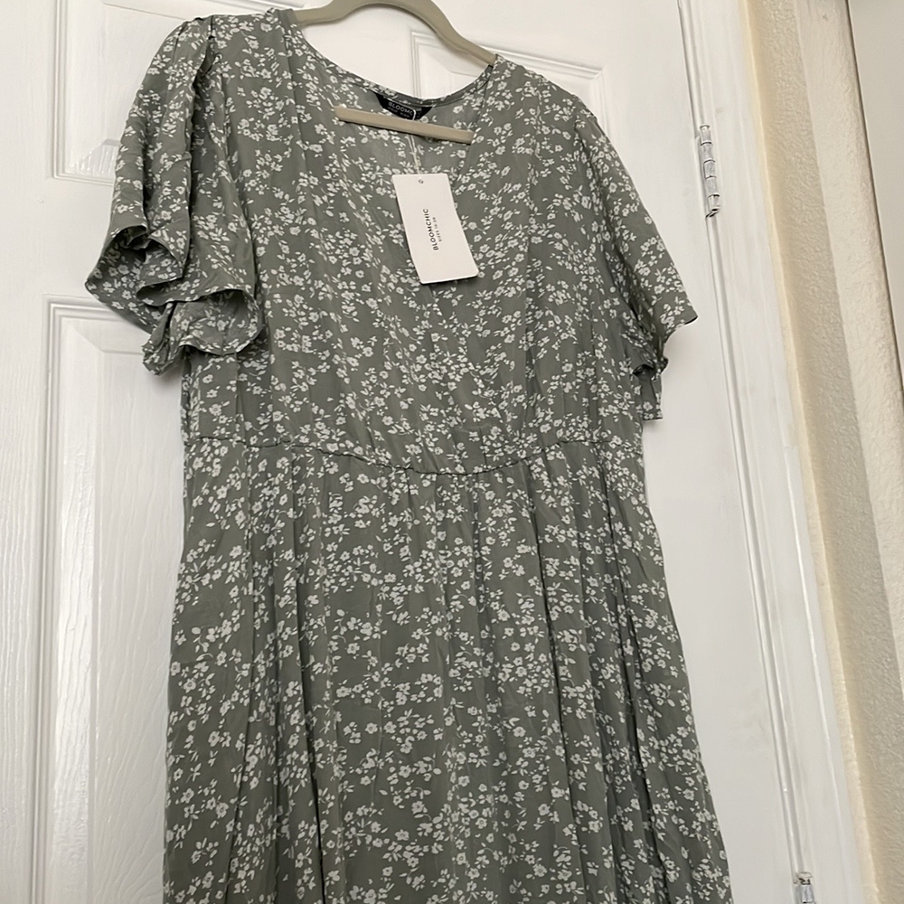 BloomChic Green and White Flutter Sleeve Midi Sundress